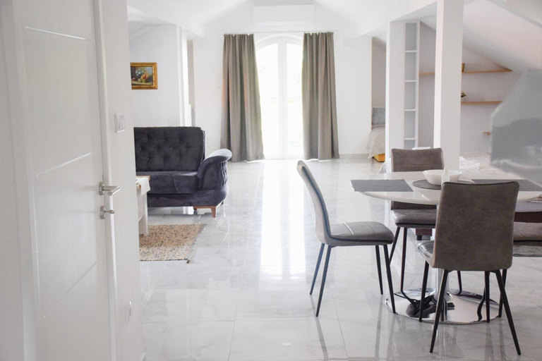 Others 2, Villa Bella, Golubac