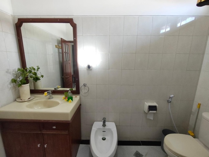 Bathroom 16