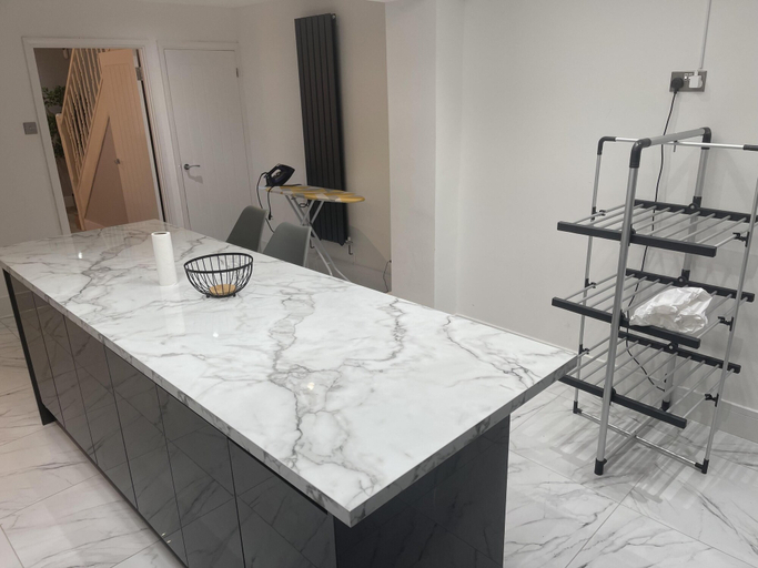 Bathroom 5, 3br-free Parking- Near Transport Links, London