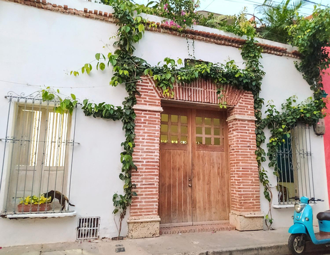 Exterior & Views