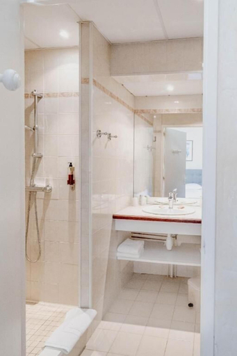Bathroom 5, Hotel Du Lac, Haute-Savoie