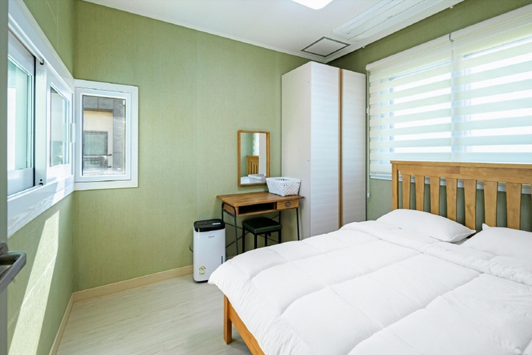 Bedroom 2, Jeju Gosanirang Pension, Jeju