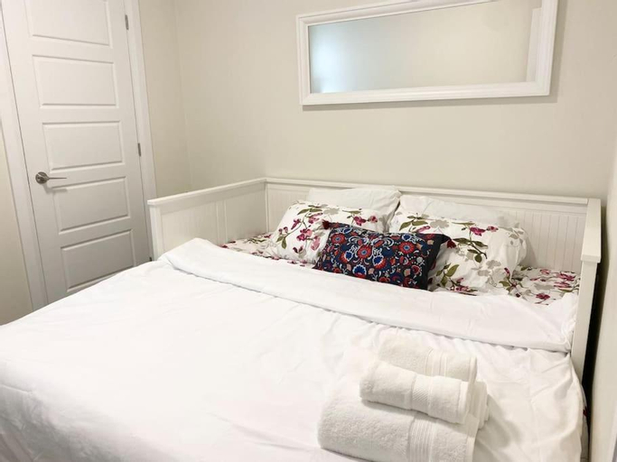Beautiful Walk out Basement Apartment in Pickering near Beach, Durham