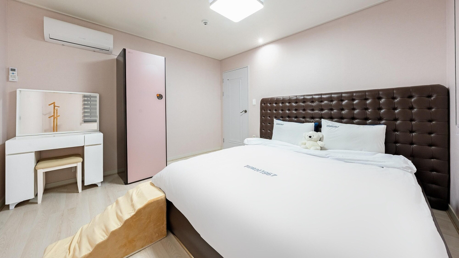 Bedroom 3, Anmyeondo Town 1967 Dog Pool Villa, Taean