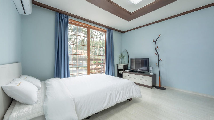 Bedroom 2, Taean Mongsanpo and the Sea Pension, Taean