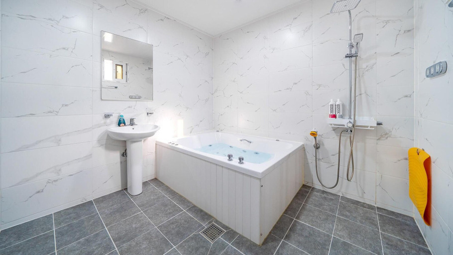 Bathroom 4, Gapyeong Ddobagi Pet & Spa Glamping, Chuncheon