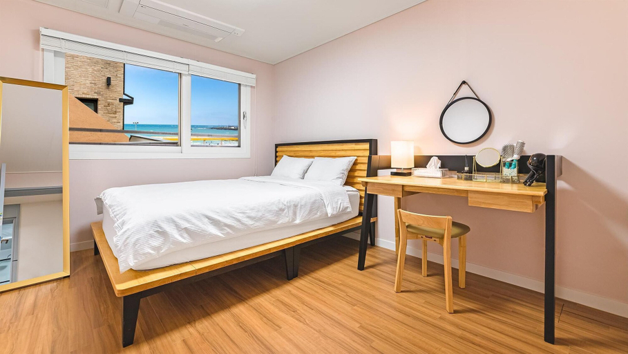 Bedroom 3, Jeju Eseutteuleya Pension, Jeju