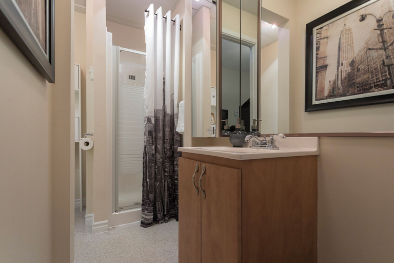 Bathroom 2, Acacias b&b, Communauté-Urbaine-de-Québec