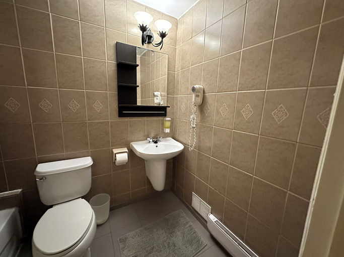 Bathroom 4, All Days Hostel, Toronto