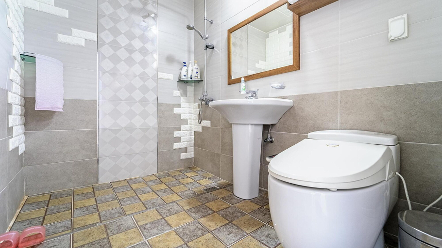Bathroom 3, Namhae Spring, Summer, Fall, Winter Pet-, Namhae