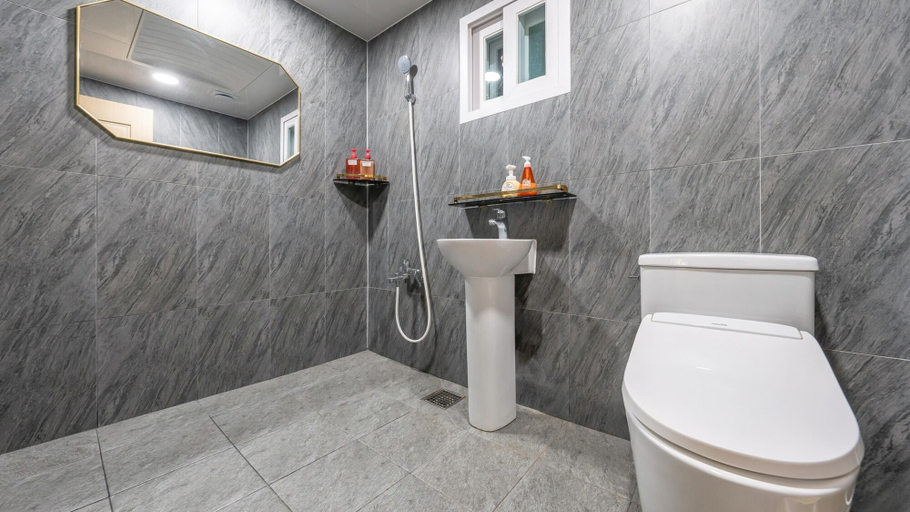 Bathroom 4, Gapyeong Laforet Pension, Gapyeong