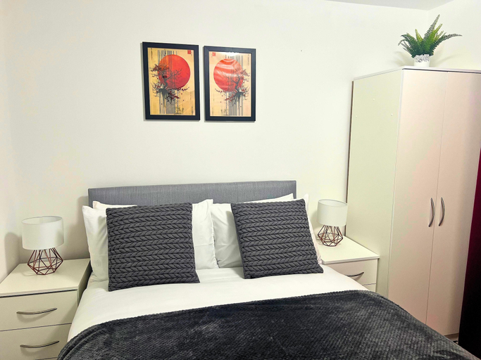 Room 3, Apartment Sleeps 4 With Garden, Sandwell