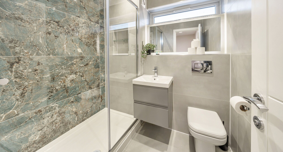 Bathroom 4, Ettrick Court House By REDWOOD STAYS, Hampshire