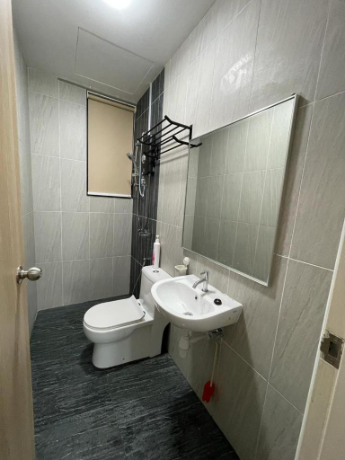 Bathroom 4, Legasi Kampung Baru Apartment by rumahrehat, Kuala Lumpur