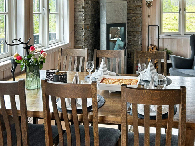 Dining 5, 4 Star Holiday Home in Veggli, Rollag