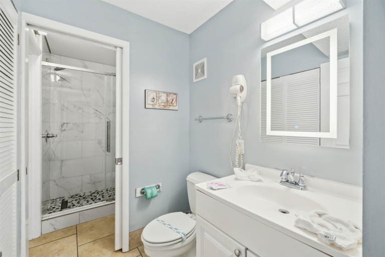 Bathroom 3, The Summit 1017, Bay