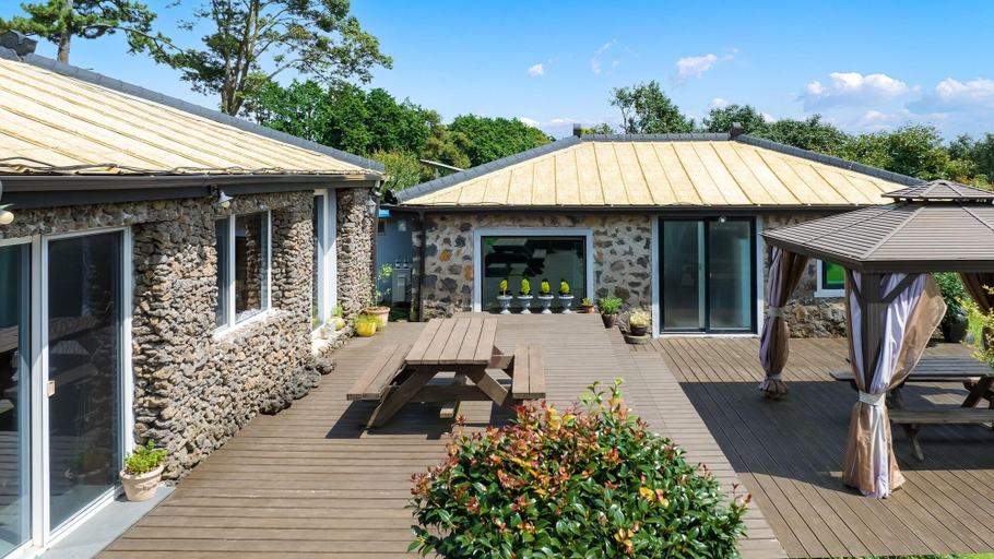 Exterior & Views 2, Jeju Doldamhankil Pension, Seogwipo