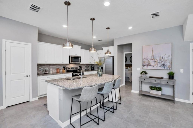 Others 3, Space For All! 5 Bed in Windsor Island Pool Home!, Osceola