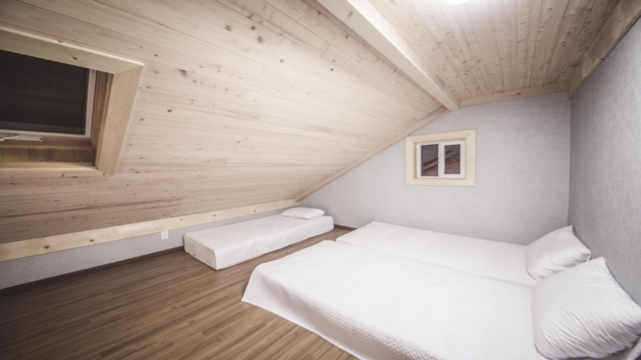 Bedroom 2, Jeju Ppalkanpungcha Pension, Jeju