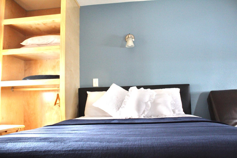 Bedroom 2, Lakes Inn, Becker
