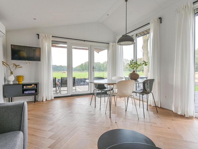 Dining 5, Chalet in Dutch Park With Garden and Terrace, Westerveld