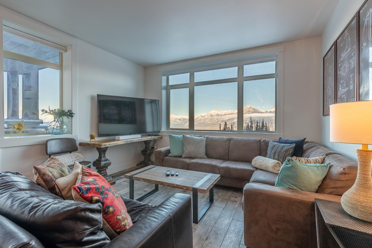 Others 4, Fully Renovated Ski-in/out Loft with Private Hot Tub!, Columbia-Shuswap