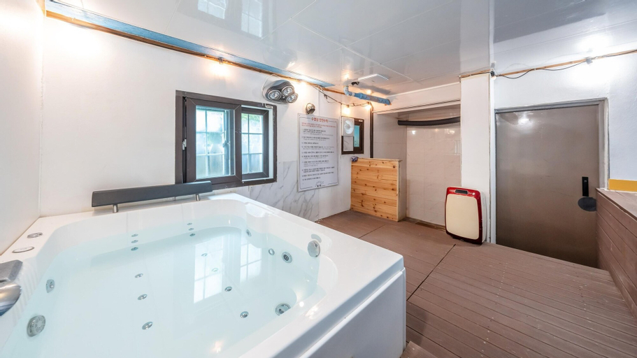 Bedroom 3, Gapyeong Dongban84 Glamping&pool Villa, Gapyeong