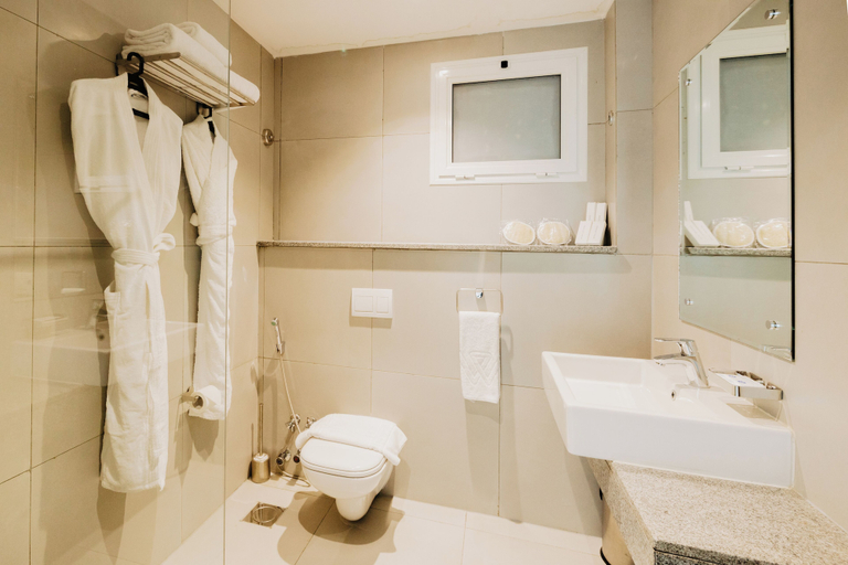 Bathroom 5, Palma Hotel, Al-Manakh