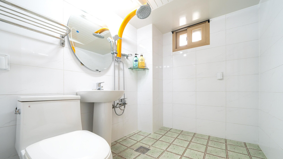 Bathroom 4, Gapyeong Lucerne Kids Spa Pension, Gapyeong