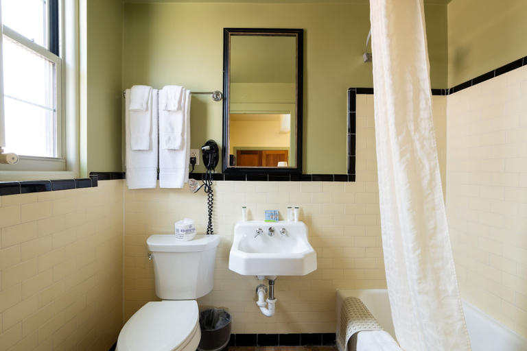 Bathroom 3, Murray Hotel, Grant