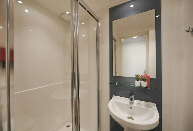 Bathroom 3, Beckett House, Dublin