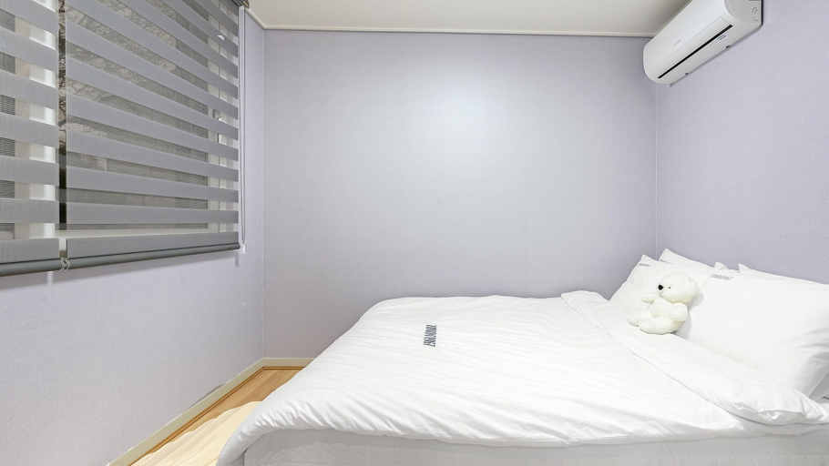 Bedroom 5, Anmyeondo Town 1967 Dog Pool Villa, Taean