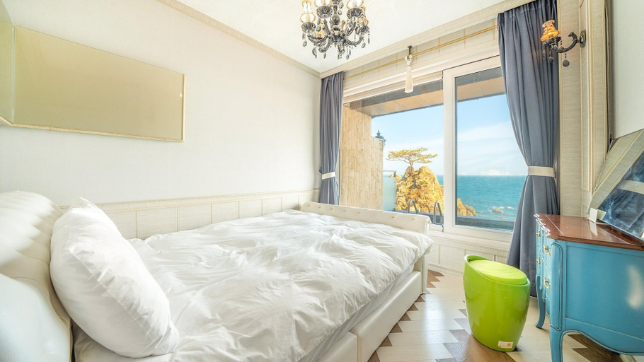 Bedroom 2, Gyeongju Blue21 Poolvilla Pension, Gyeongju