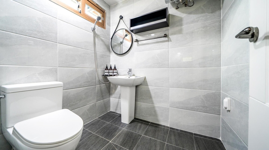 Bathroom 4, Namhae Yanghwa Seaside Pension, Namhae