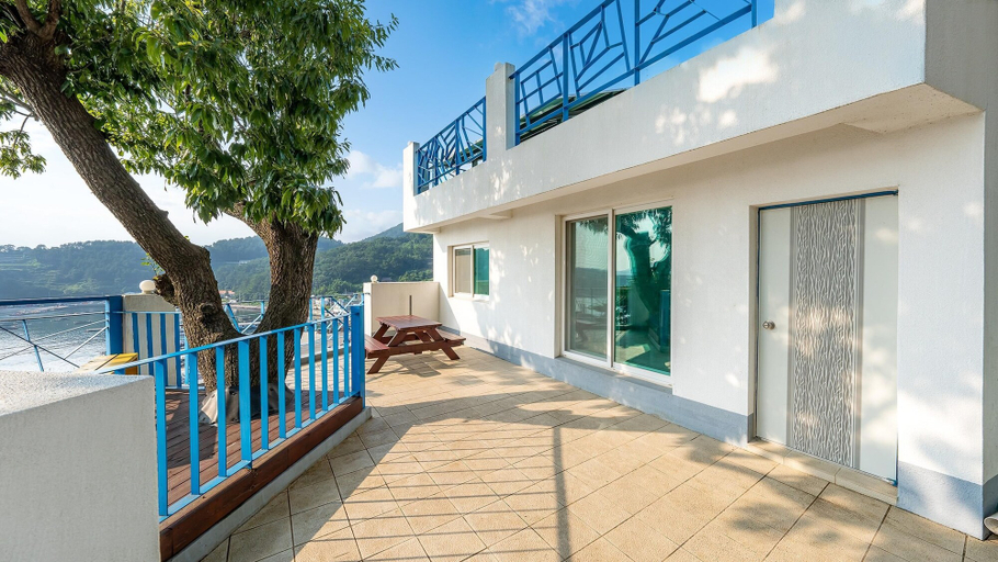 Exterior & Views, Tongyoung Blue House Spa Pension, Tongyeong