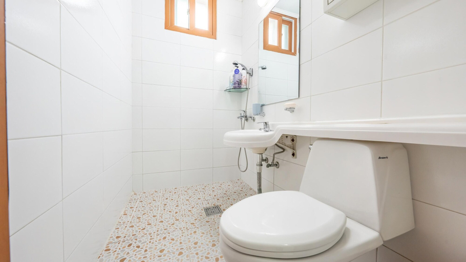 Bathroom 3, Taean Mongsanpo and the Sea Pension, Taean
