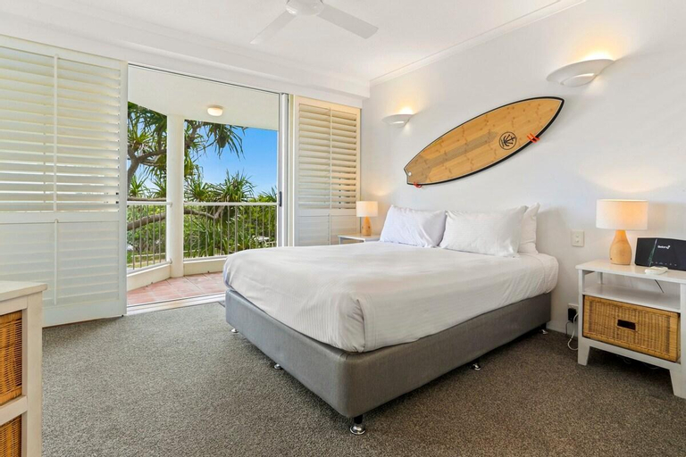 Sun, sand, and surf, Sunrise Beach, Noosa - Sunshine-Peregian