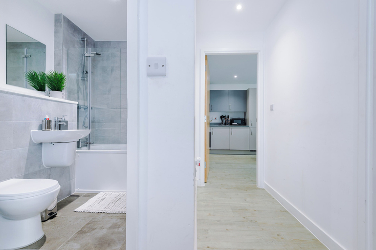 Bathroom 2, Quayview Oasis in Salford, Manchester