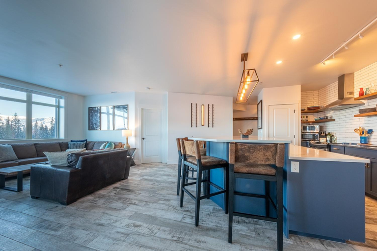 Others 2, Fully Renovated Ski-in/out Loft with Private Hot Tub!, Columbia-Shuswap