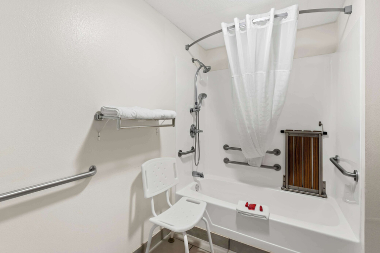Bathroom 4, SureStay Hotel by Best Western Manchester, Delaware