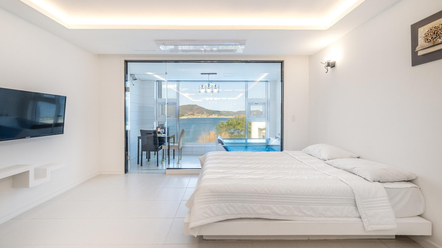 Bedroom 3, Geoje Badageurigo Pension, Geoje