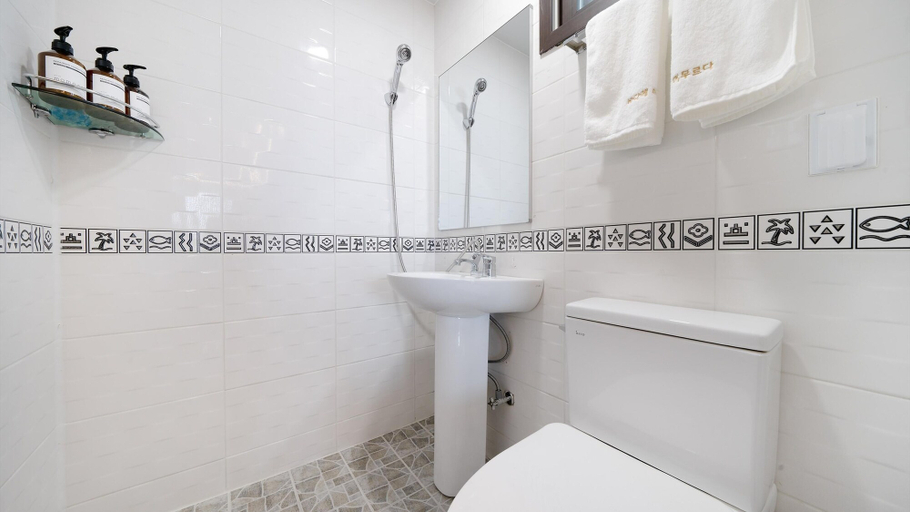Bathroom 3, Donghae Badae Meomuleuda, Donghae