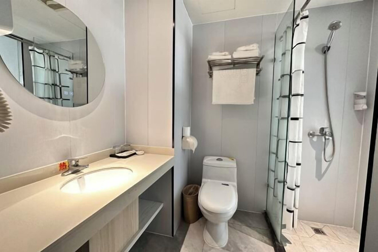 Bathroom 2, Super 8 Hotel Select (Zhenjiang Xuefu Road Store), Zhenjiang