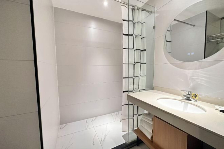 Bathroom 4, Super 8 Hotel Select (Zhenjiang Xuefu Road Store), Zhenjiang