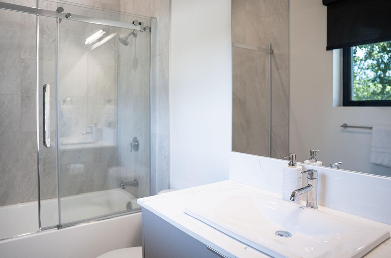 Bathroom 4, Rustic Retreat by Revelstoke Vacations, Columbia-Shuswap