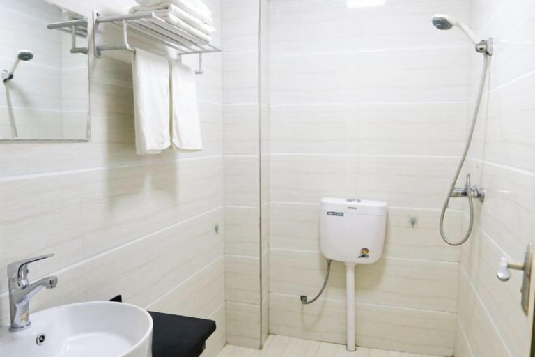 Bathroom 3, Yongshun Pinghe Homestay, Xiangxi Tujia and Miao