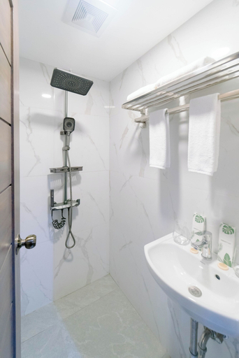 Bathroom 3, A Traveller's Inn, Daraga