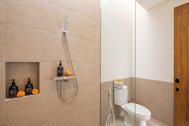 Bathroom 3, OriVista Luxe Boutique Villa in Canggu- Sky View, Badung