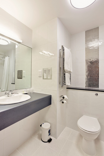 Bathroom 4, Best Western Plough & Harrow Hotel, Birmingham