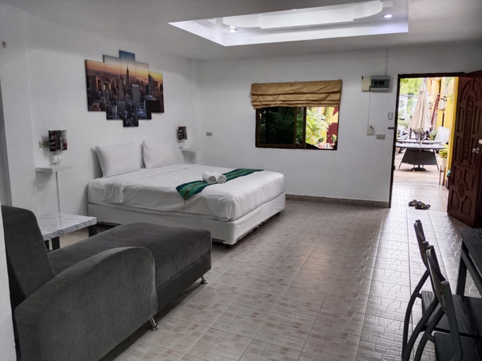 Bedroom 2, Phratamnak Inn, Pattaya
